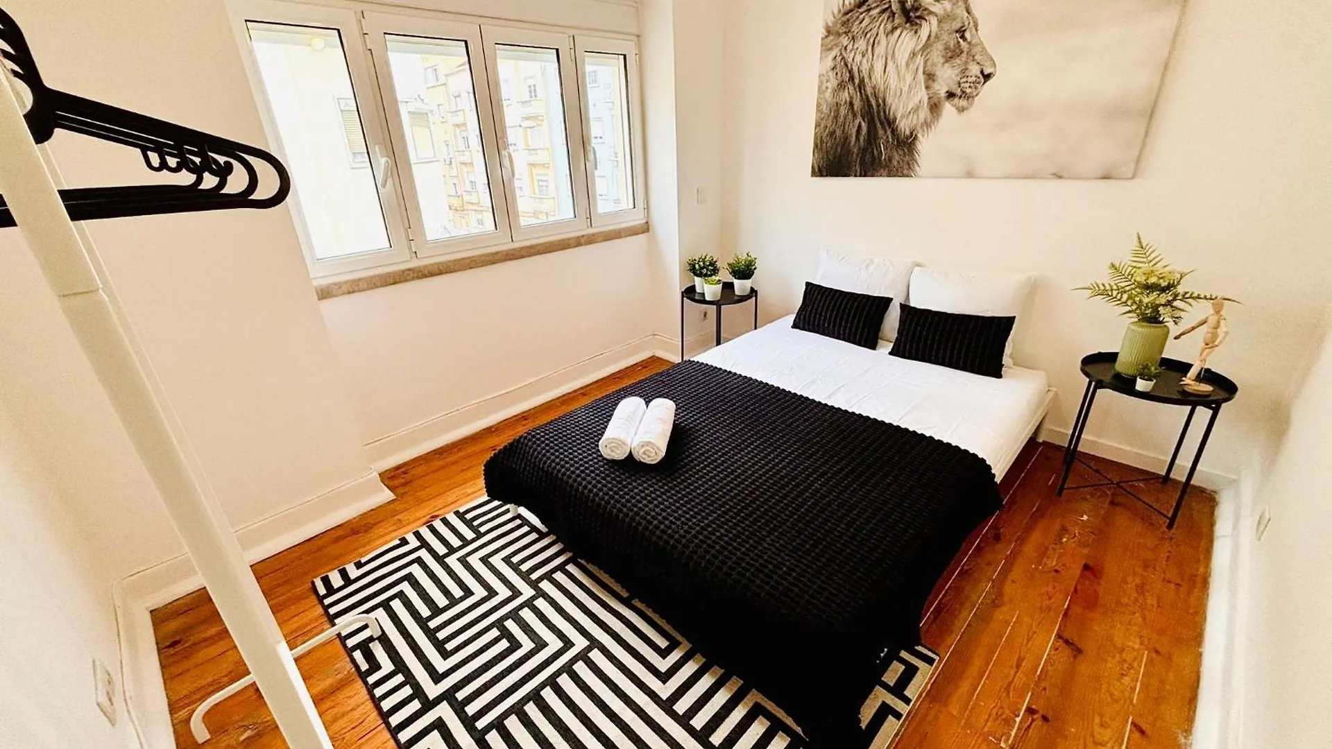 Luxury Central Lisbon Rooms, Best Location For Tourists Hostel