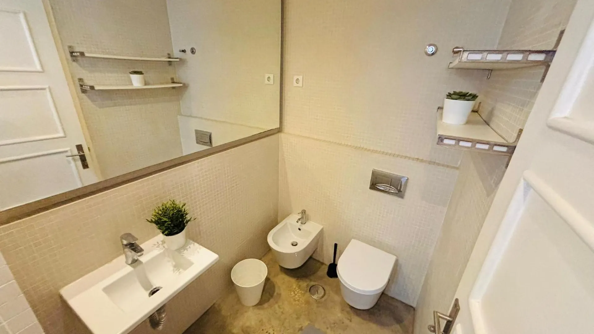 Luxury Central Lisbon Rooms, Best Location For Tourists Hostel